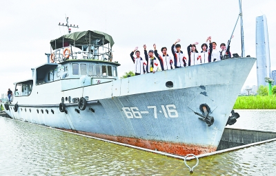 5月16日，在汉口江滩横渡长江博物馆外，几名七一中学的学生登上“66-7&middot;16”艇拍照留念。记者喻志勇 摄