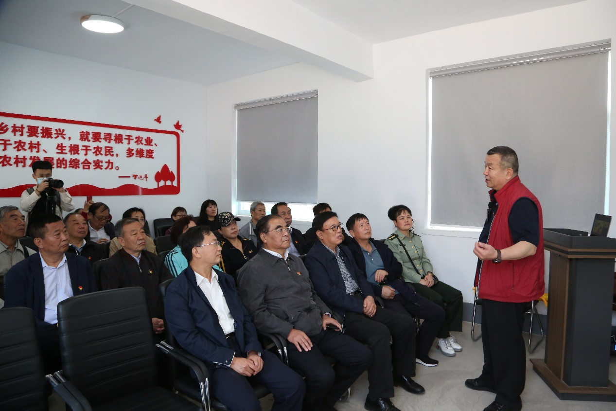 图为寿阳县西洛镇道坪村党总支书记冯晓武讲党课