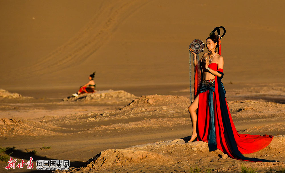鸣沙山上“飞天”旅拍场景