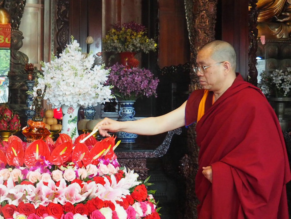 中佛协庆佛诞:三大语系高僧同场浴佛,多国使节观礼