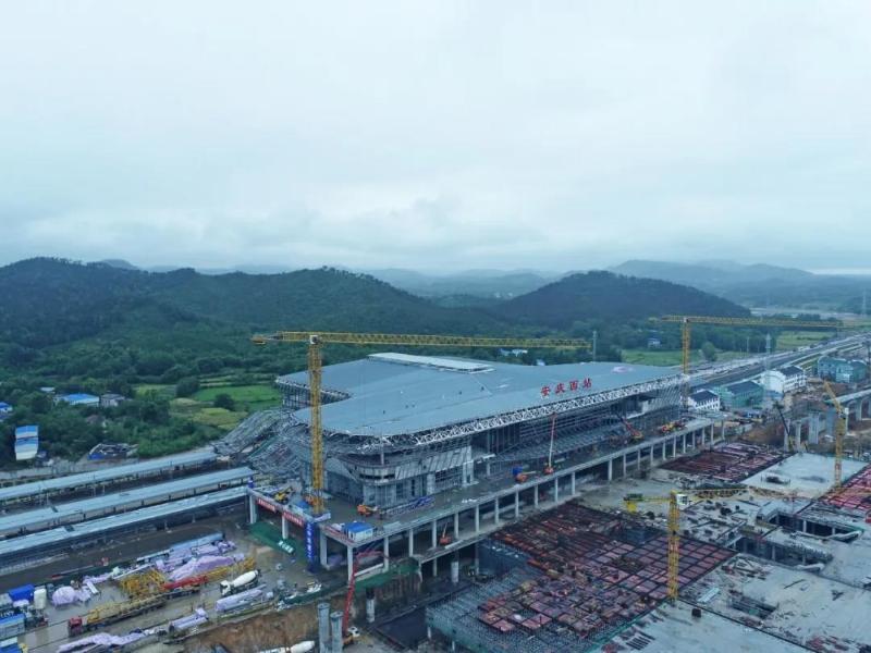 京港高铁安庆西站站房屋面封顶预计8月底完成站房施工