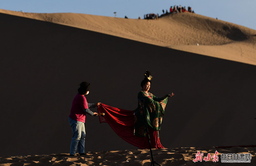 鸣沙山上“飞天”旅拍场景