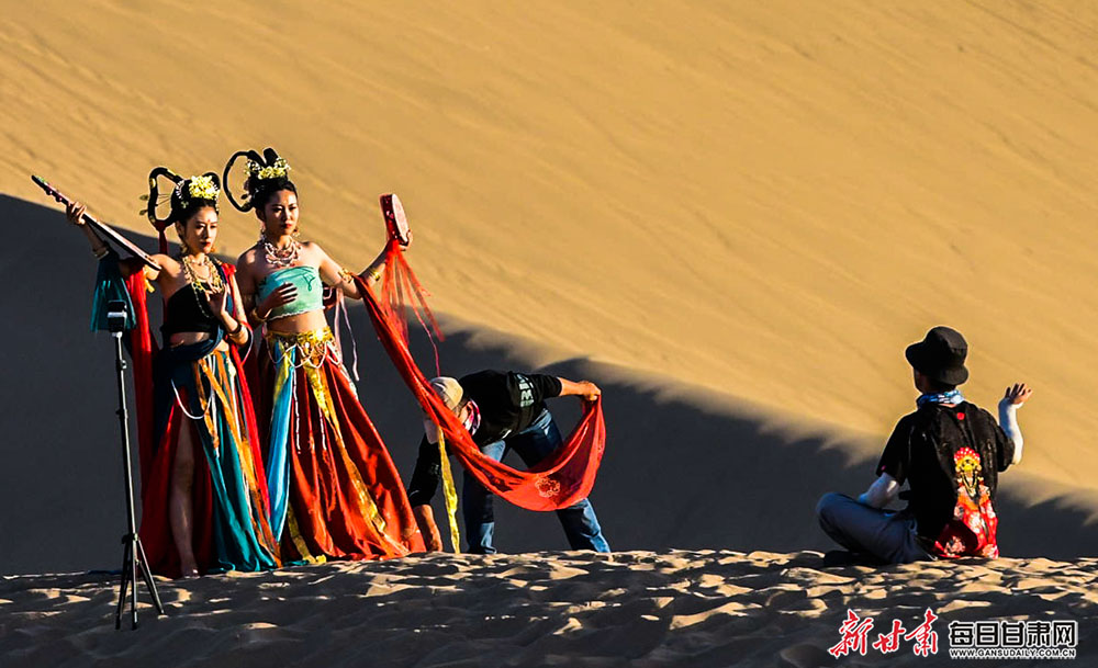 鸣沙山上“飞天”旅拍场景