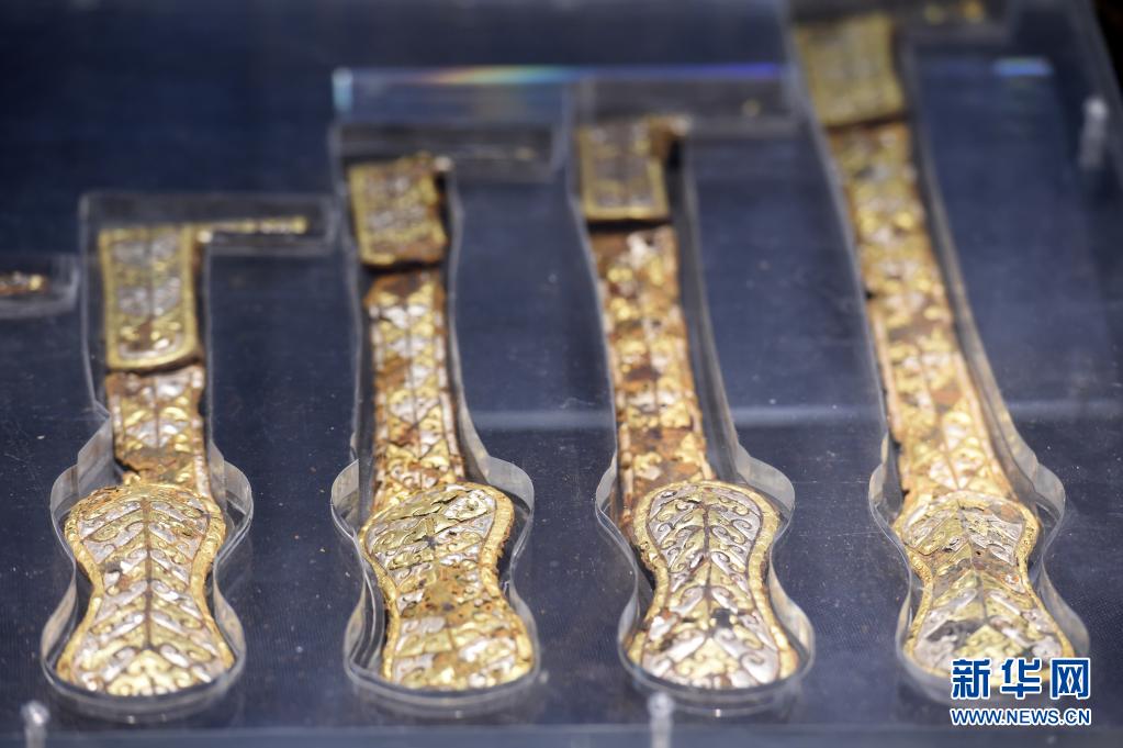 出土于马家塬西戎墓葬的铁鋄金银车舆后门饰 （5月18日摄）