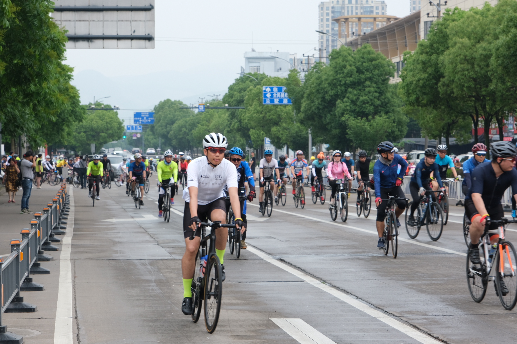 赛事升级!近2000名选手雨中环四明山骑行
