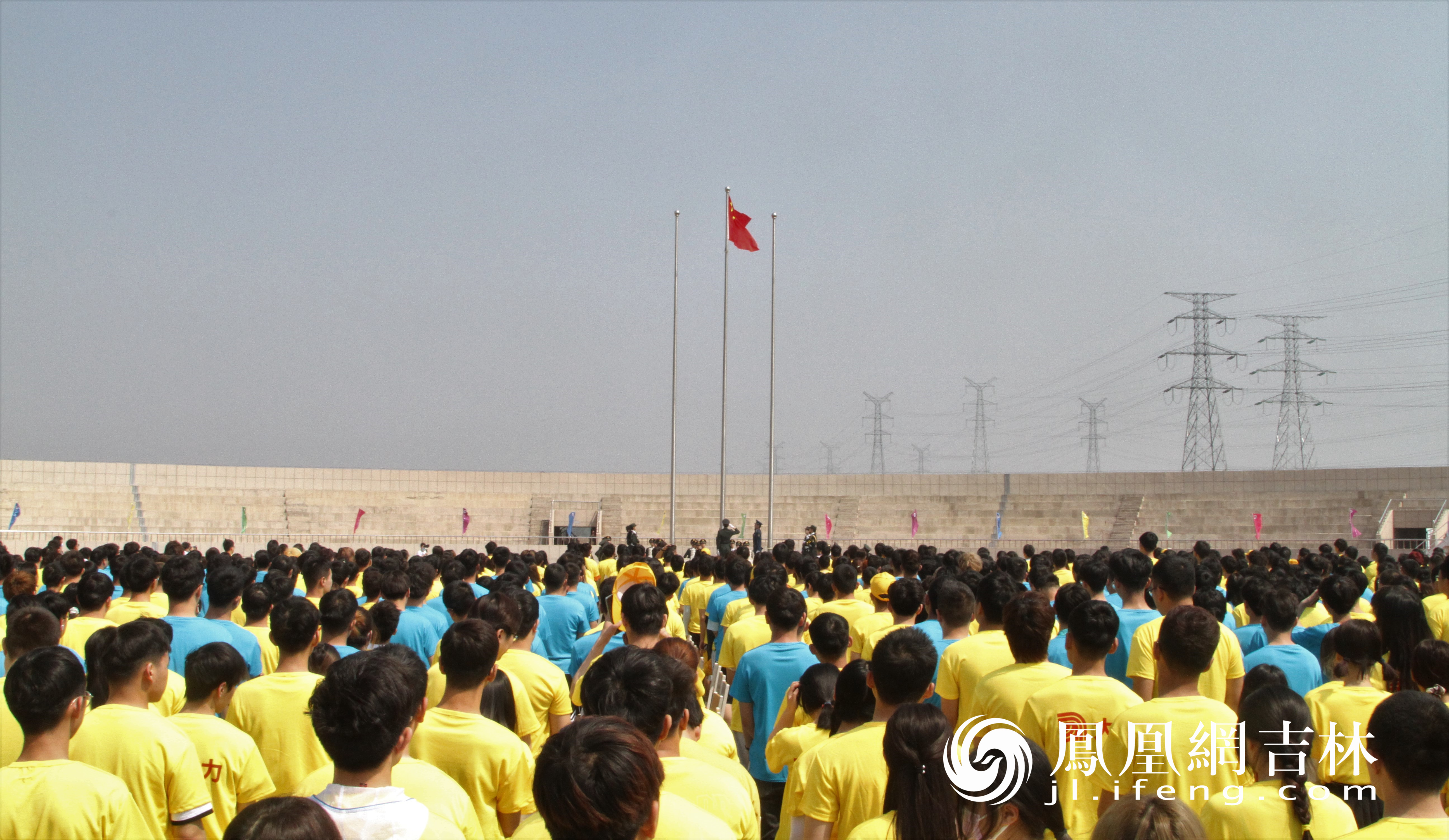 升旗仪式,参会人员行注目礼.董令辉 摄