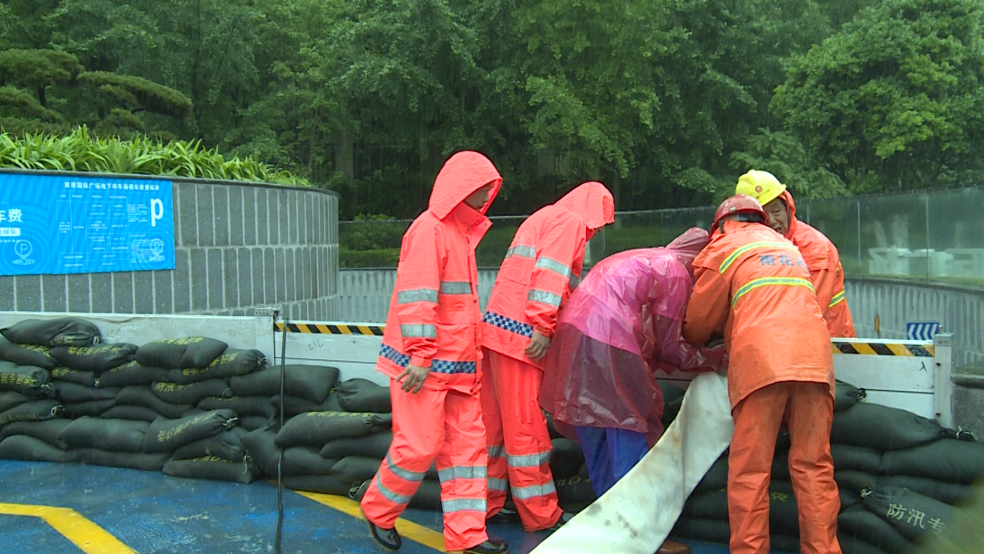未雨绸缪以练备战长沙市雨花区举行防汛防涝应急大演练
