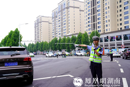 常德交通指挥示范岗风雨中的安全路标