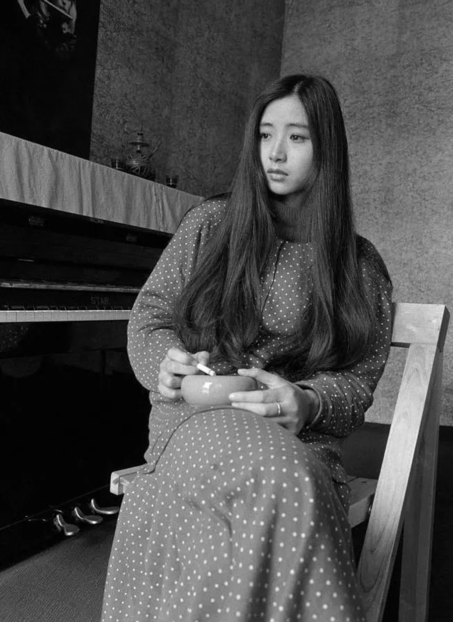 来到80年代末90年代初,海子,顾城相继离世,北岛远赴国外,芒克改行画画