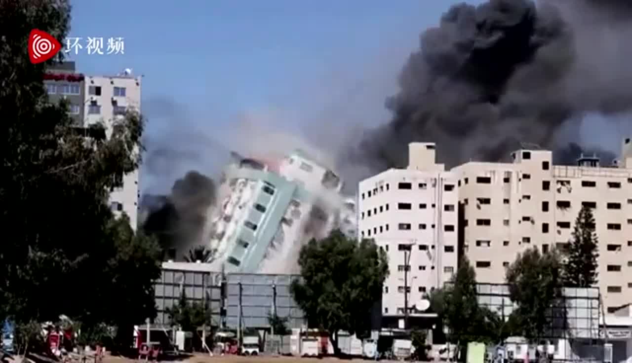 以军空袭加沙媒体大楼 记者撤离画面曝光