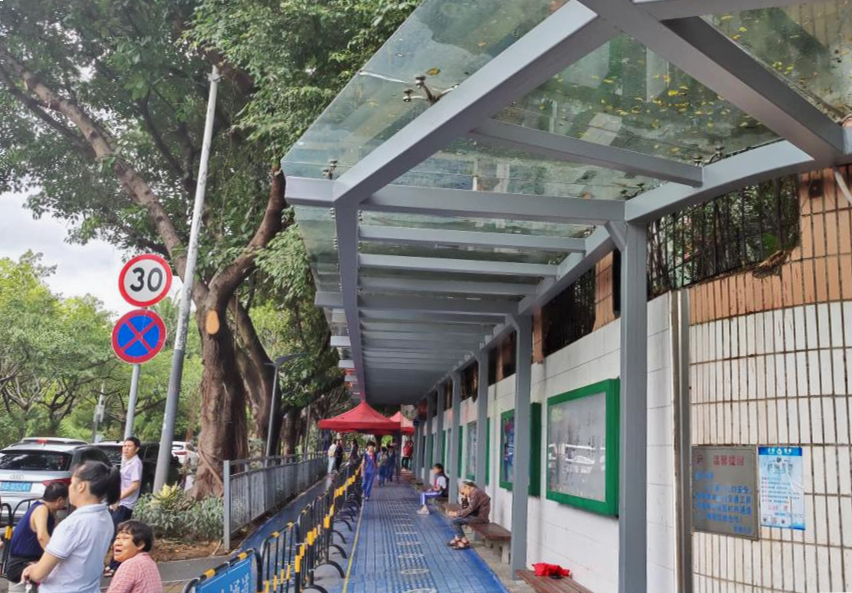 开新篇丨龙城尚景社区党委新班子真有爱 助力辖区各学校建造风雨长廊