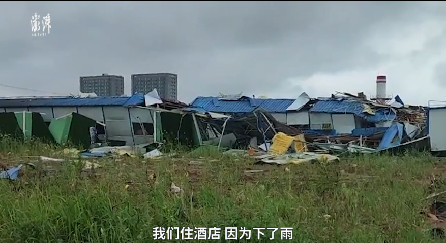武汉龙卷风摧毁工棚 工人爬出宿舍：房子像喝醉了酒摇摆