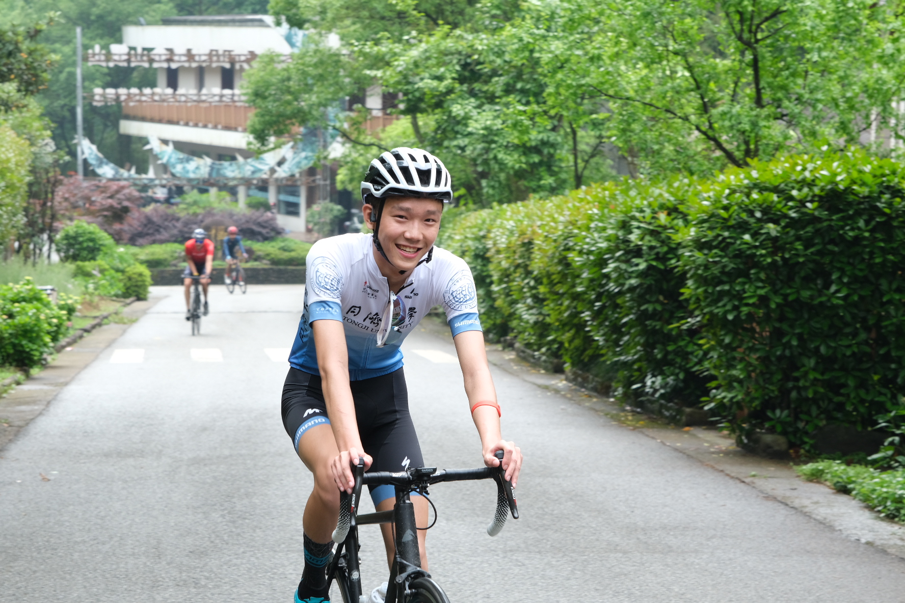 赛事升级!近2000名选手雨中环四明山骑行