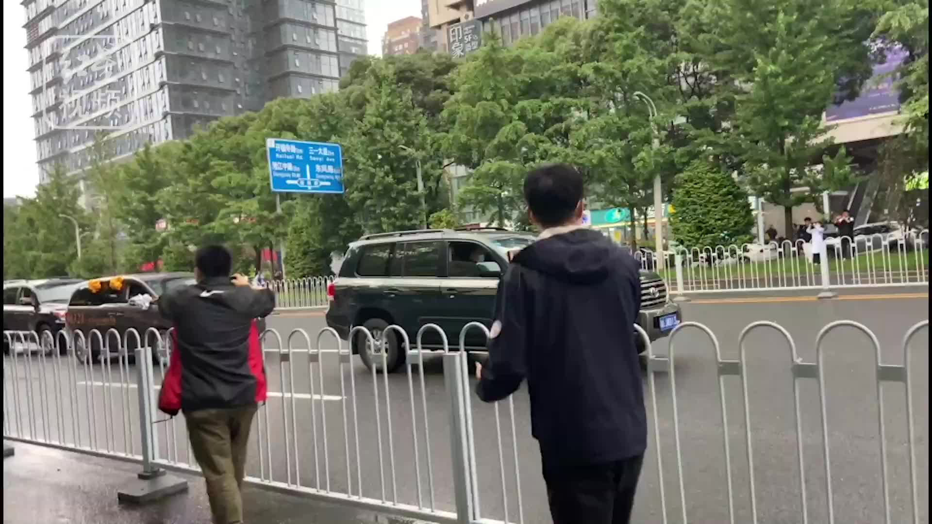 视频|一路走好！长沙市民雨中夹道送别袁隆平院士灵车