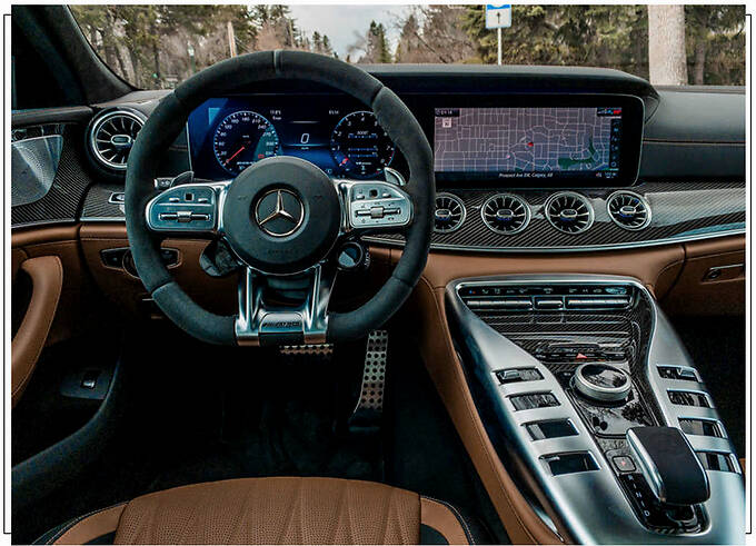 而在内饰方面,该车使用了大量双色高级真皮包裹,头枕上,档把上均绣有