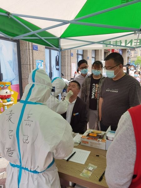 岳西县医院医务工作者为六安居民核酸采样。六安市裕安区城南镇供图