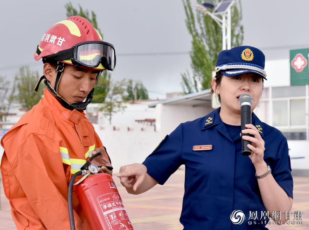 消防员给村民和学生讲解消防安全知识 贾永平 摄