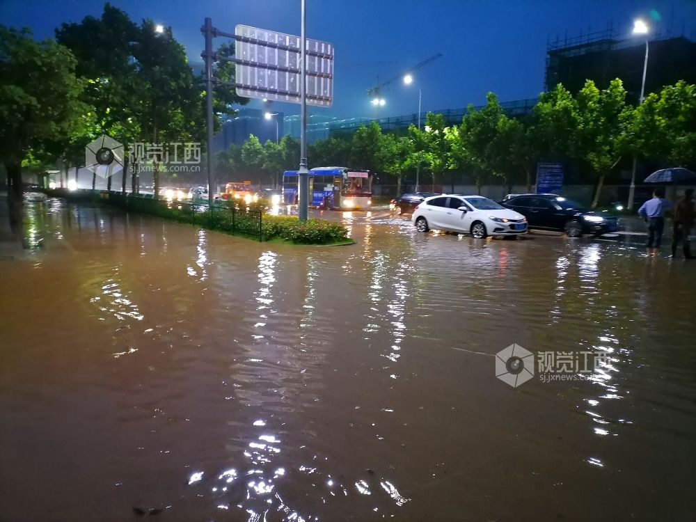 上饶:暴雨洪水淹没道路 市政工人冒雨排洪凤凰网江西_凤凰网