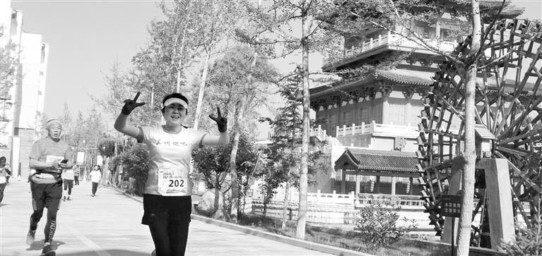 参赛者跑在临洮街道 墨白 摄
