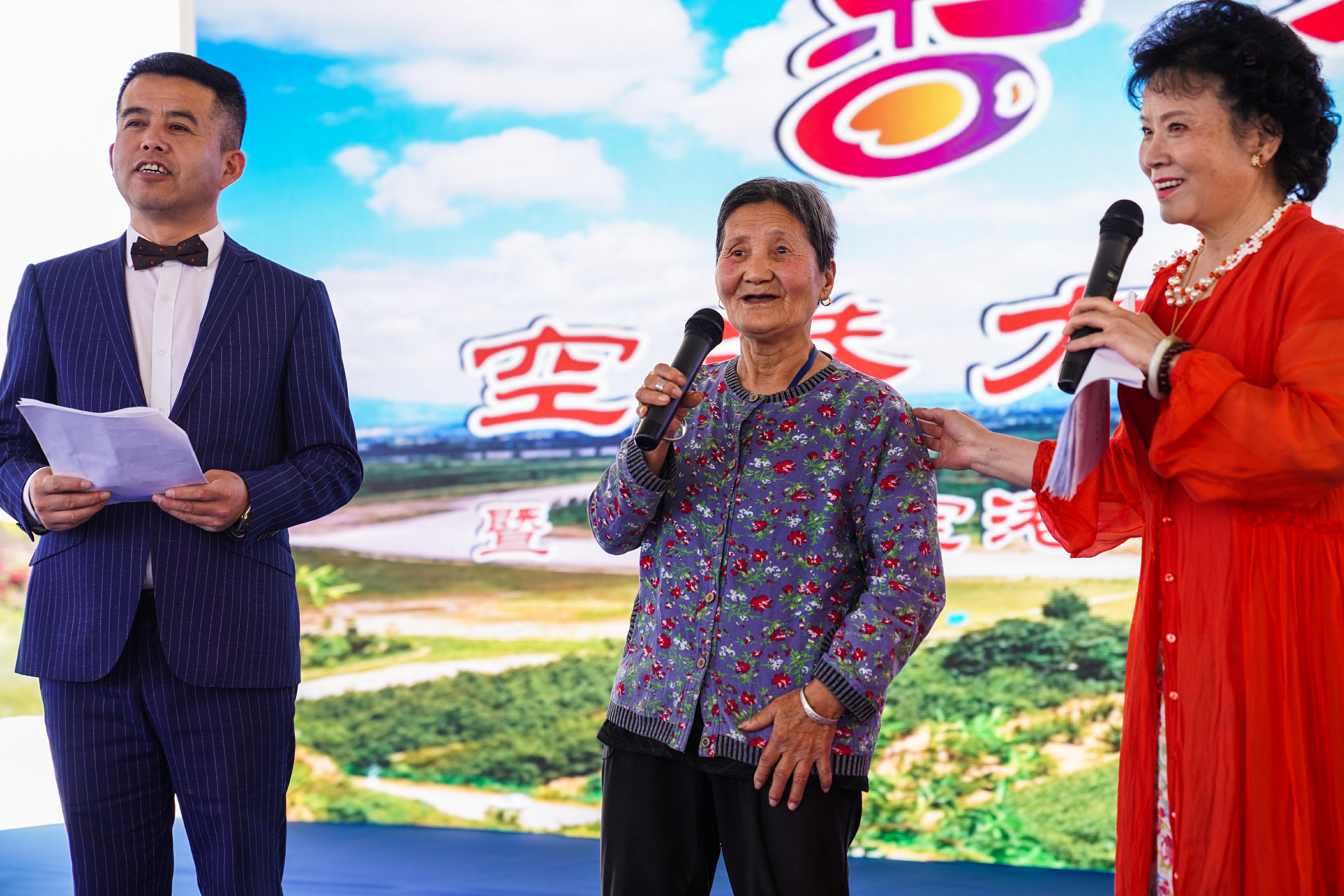 “杏奶奶”崔淑侠向现场观众讲述他们与太平红杏的故事