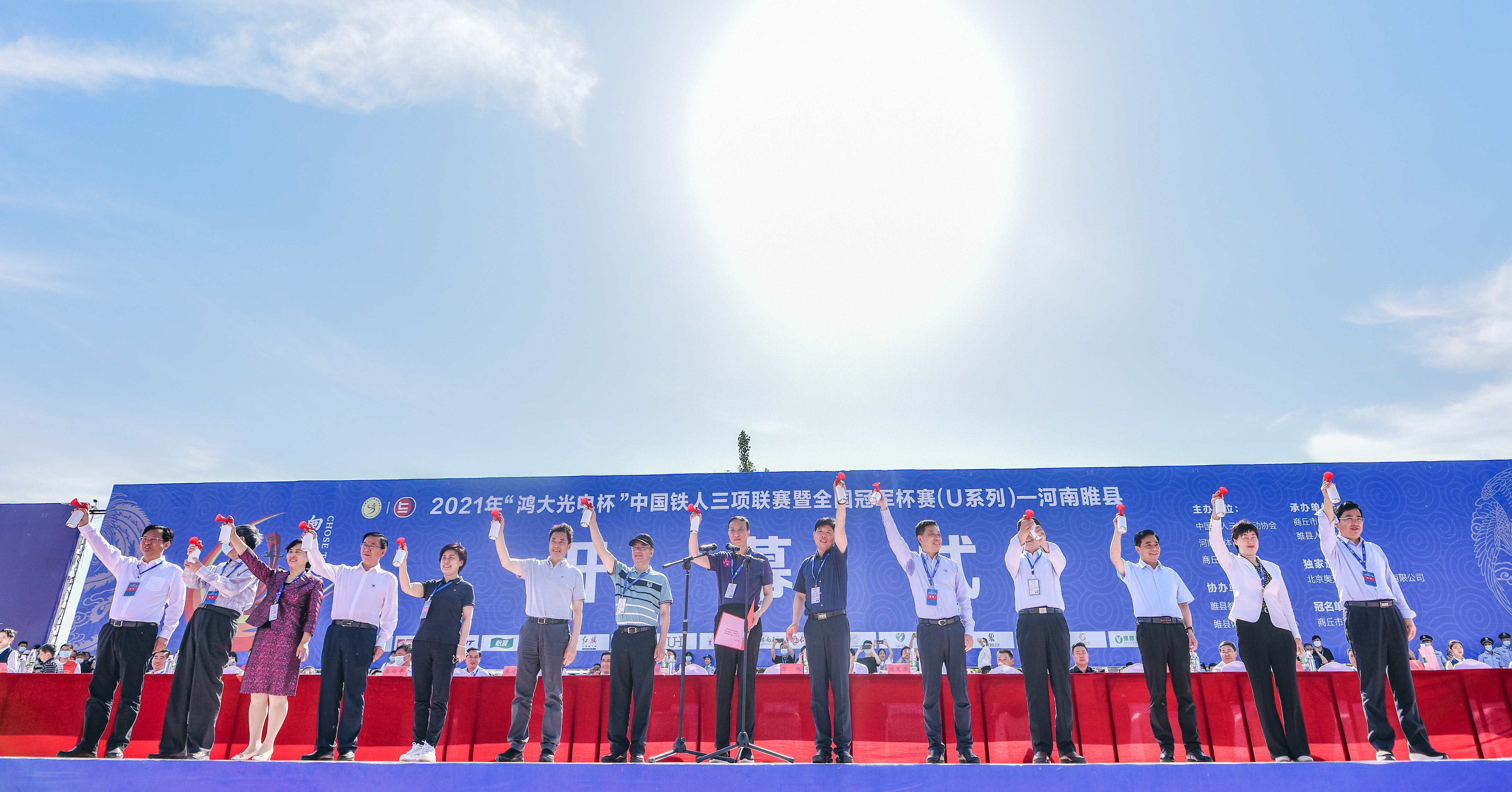 中国铁人三项联赛在睢县开幕，近700“铁人”激战北湖