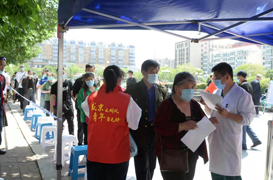 ""请大家准备好身份证,很快就会排到,请您不要急!