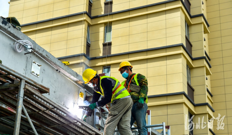 2021年5月17日,雄安新区容东片区中建三局G2安置房项目,建设者在进行配套设施焊接作业。