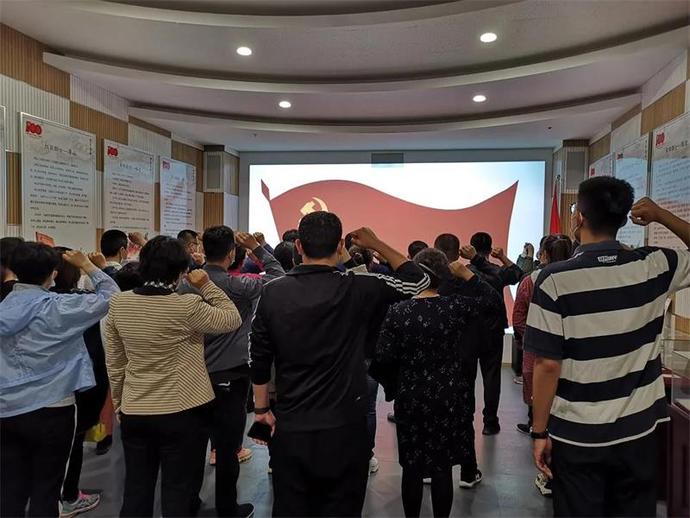 图为参观博物馆的党员重温入党誓词