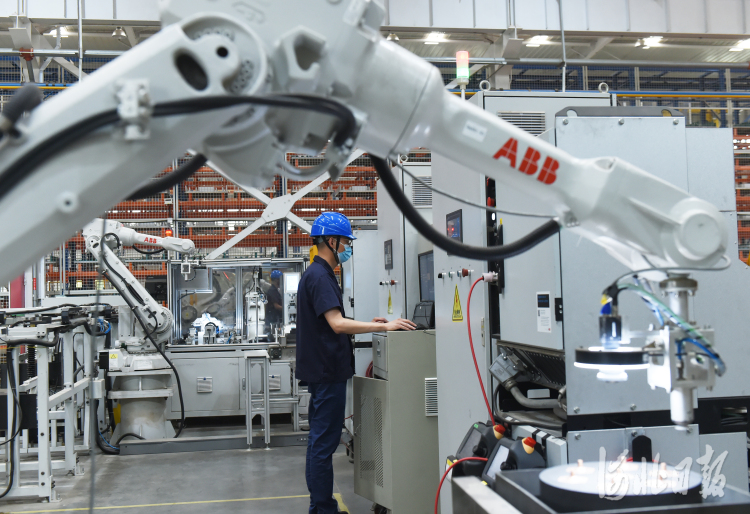 2021年5月20日，位于河北省石家庄市高新区的博深股份有限公司轨道交通高速列车制动闸片智能生产车间的技术人员在调试生产线。河北日报记者史晟全摄影报道