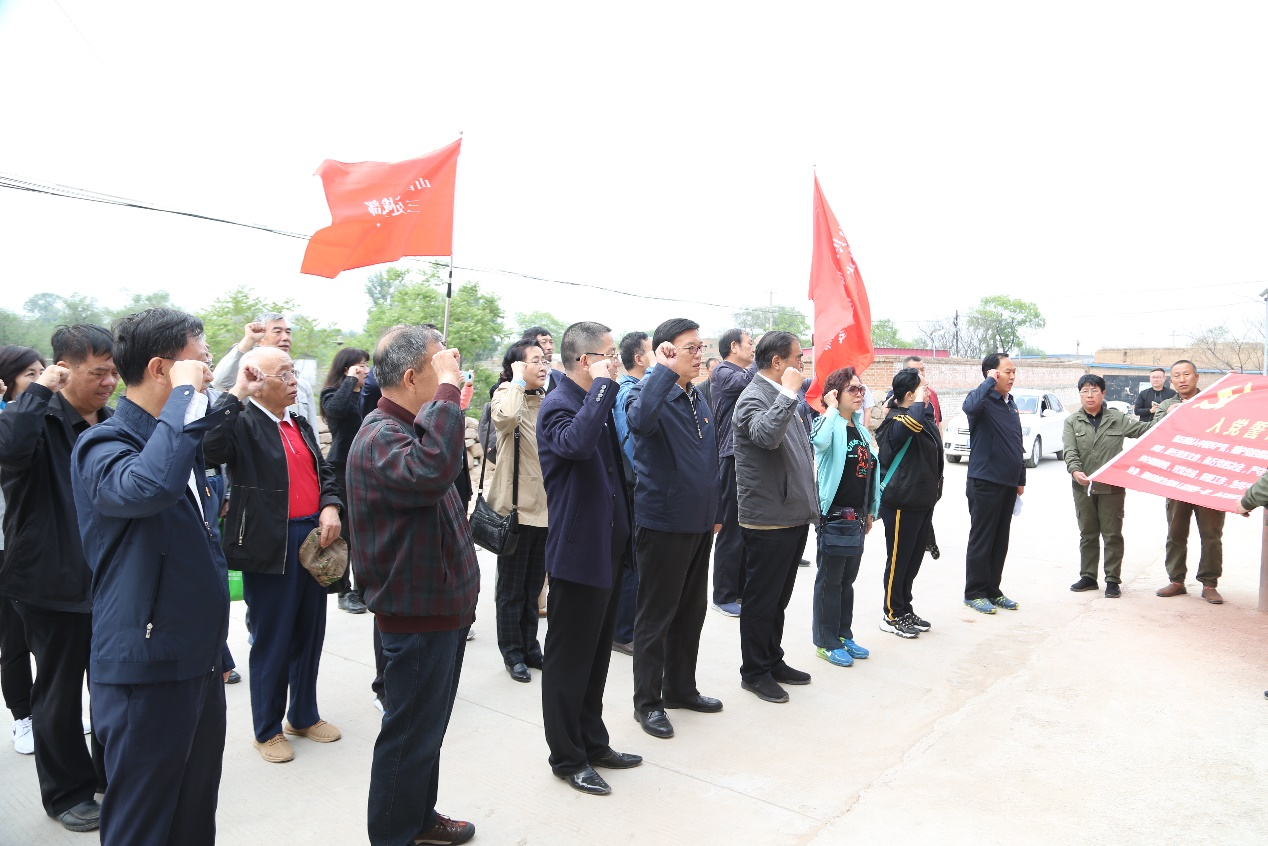 图为离退休老党员重温入党誓词
