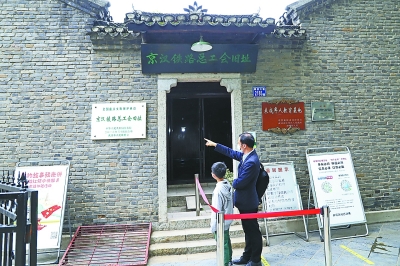 5月16日，市民来到京汉铁路总工会旧址参观。记者杨涛 通讯员周强 摄