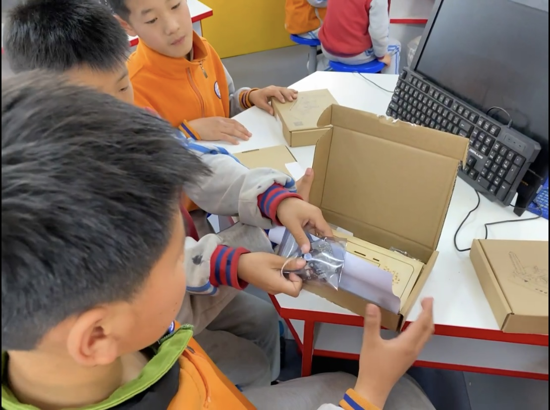 再造“半部电台” 西电为青少年打造互动党史课堂