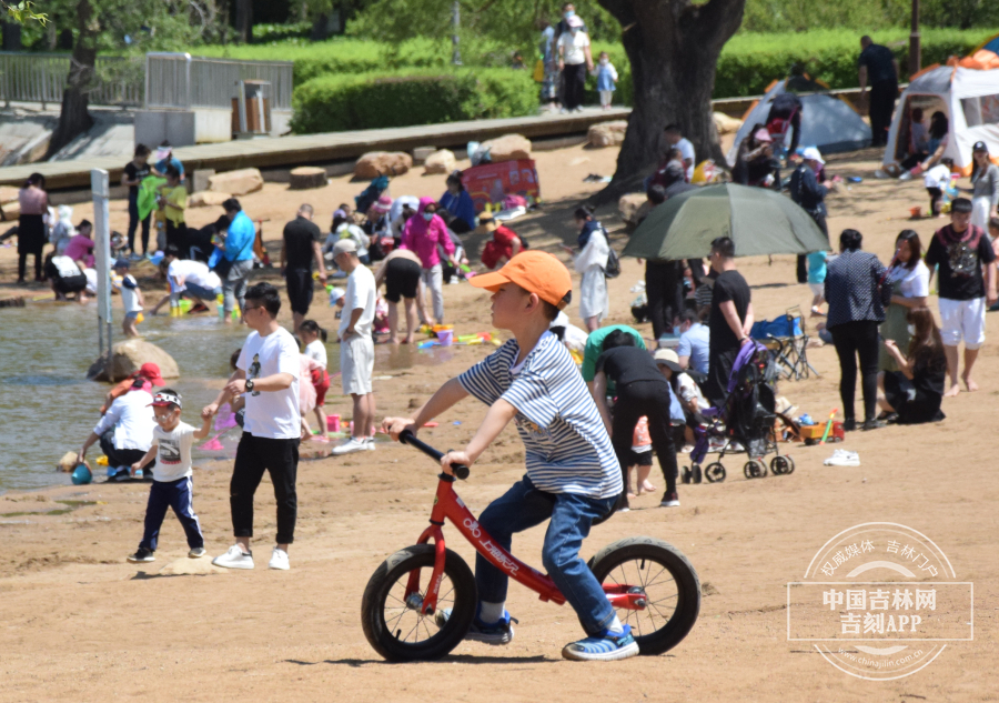 夏天到了，孩子穿上了短袖。
