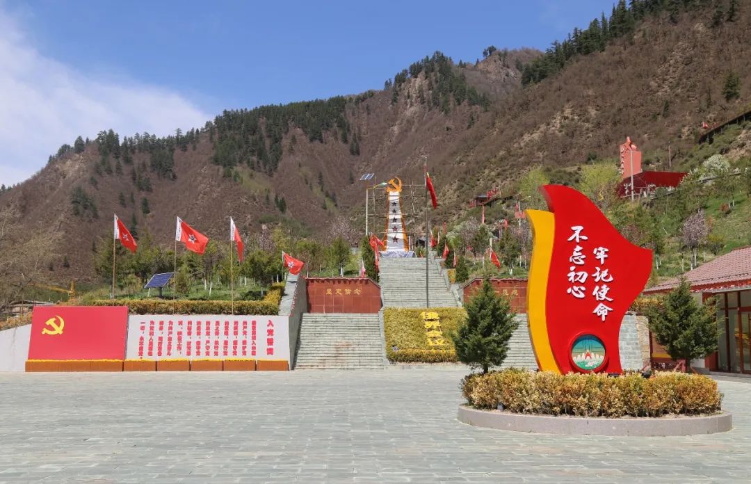 俄界会议旧址纪念碑