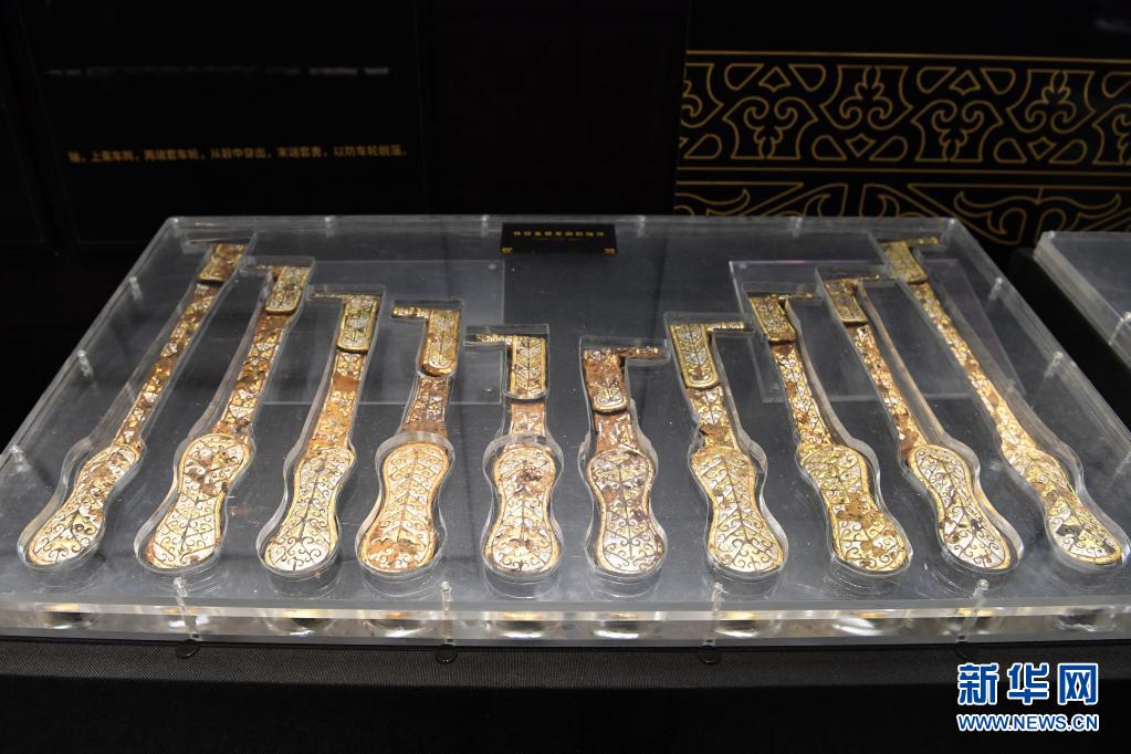 出土于马家塬西戎墓葬的铁鋄金银车舆后门饰（5月18日摄）