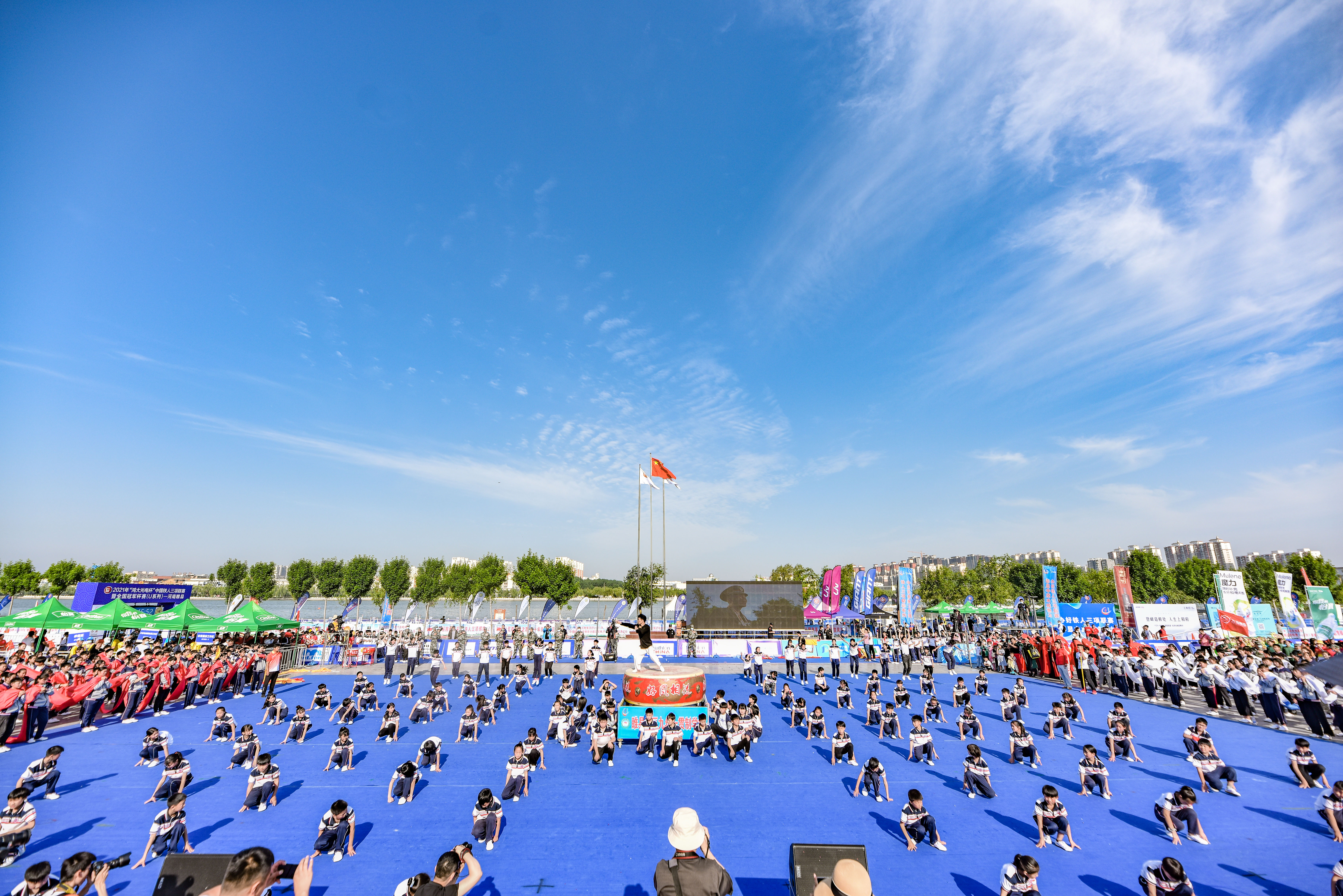 中国铁人三项联赛在睢县开幕，近700“铁人”激战北湖