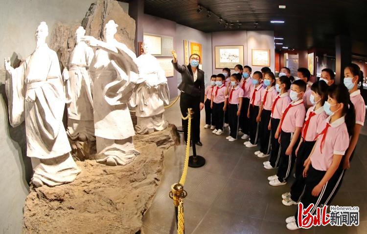 2021年5月17日，北戴河秦行宫遗址博物馆讲解员为河北省秦皇岛市海港区外语实验学校学生讲解历史知识。