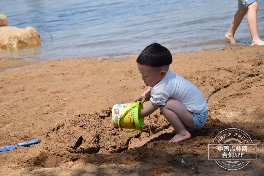 戏水、玩沙，是孩子们的最爱。