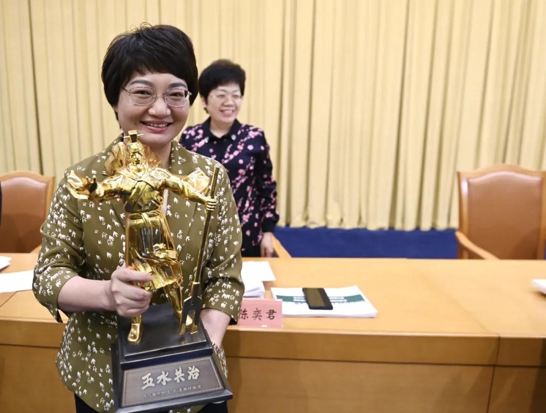 浦江县委书记俞佩芬手捧"大禹鼎"金鼎 胡元勇 摄