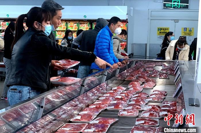 图为市民在超市购买猪肉。(资料图) <a target='_blank' href='http://www.chinanews.com/'>中新社</a>记者 王东明 摄