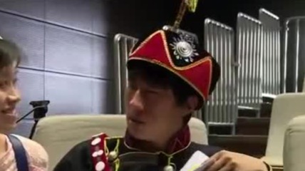 吉克阿优是80后彝族诗人，他在服装厂的鸭毛房里填鸭绒