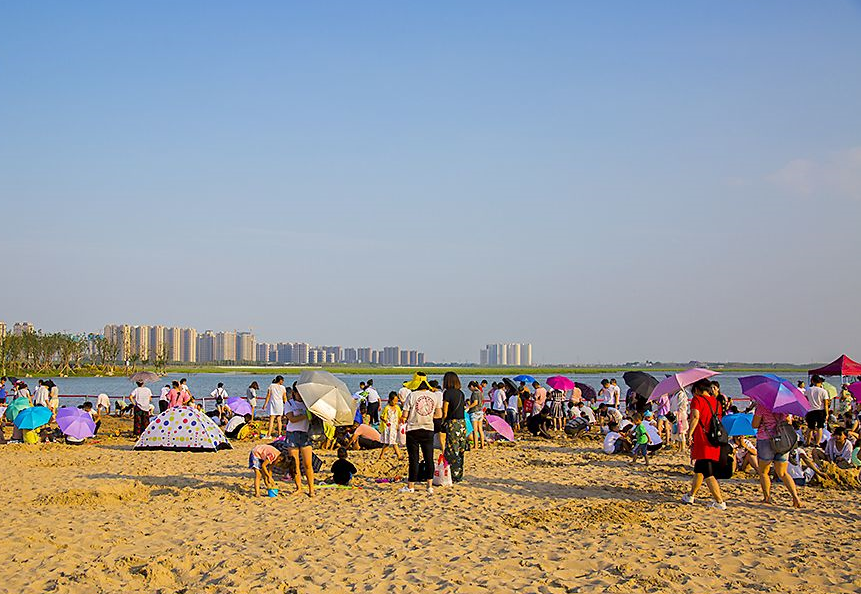 也可以去晋阳湖公园的沙滩浴场,听浪湾,生态鸟岛等特色景点游玩,此外