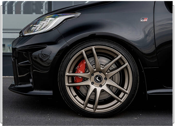 丰田gr雅力士改装版全黑涂装铜色轮毂换搭运动排气