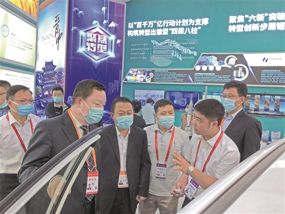 5月21日上午，晋中市委书记吴俊清在第十二届中博会主会场晋中展区巡展，了解展览和交易情况。晋中日报通讯员 李鑫 摄