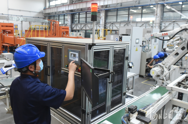 2021年5月20日，位于河北省石家庄市高新区的博深股份有限公司轨道交通高速列车制动闸片智能生产车间的技术人员在调试生产线。河北日报记者史晟全摄影报道