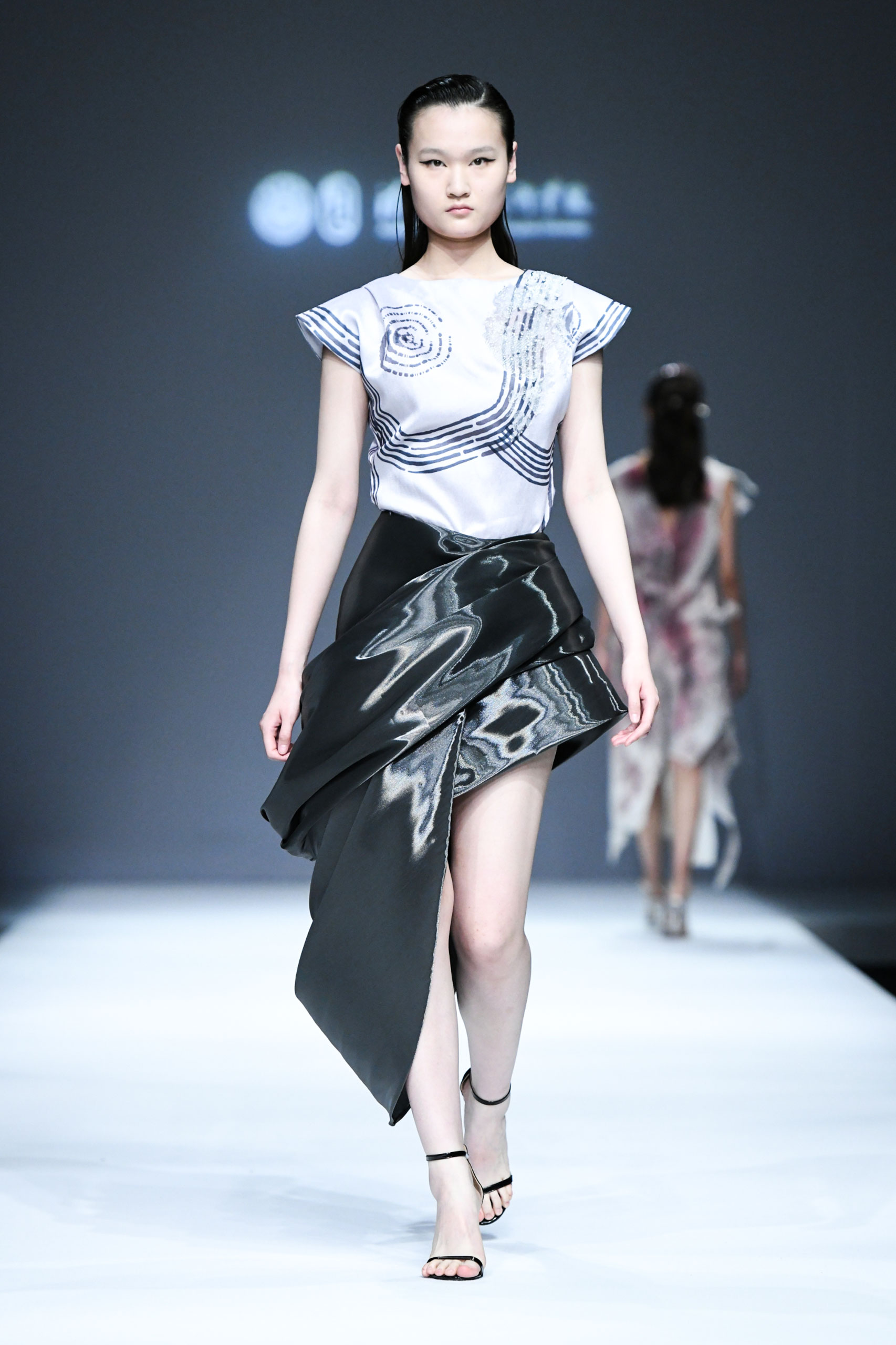 "推门者"—2021清华美院服装与服饰设计毕业作品精彩发布