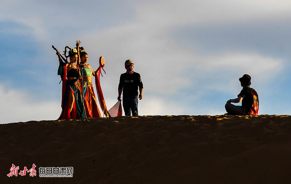 鸣沙山上“飞天”旅拍场景