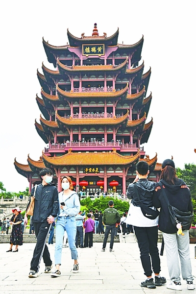 5月16日下午，武汉黄鹤楼公园景区，游客拍照打卡。记者苗剑 通讯员江萌 摄