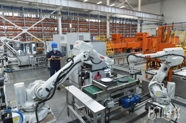 2021年5月20日，位于河北省石家庄市高新区的博深股份有限公司轨道交通高速列车制动闸片智能生产车间的技术人员在调试生产线。该智能生产车间配备智能配混料和压制成型系统、自动包装线、信息采集监控系统等，实现无人化生产，为企业高质量发展注入了新活力。河北日报记者史晟全摄影报道