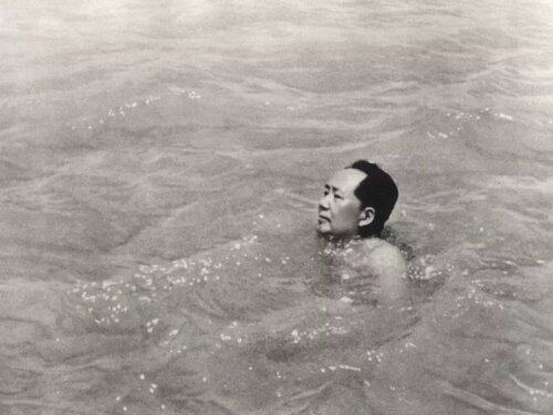 图为“1956年5月32日，毛主席第一次横渡长江”